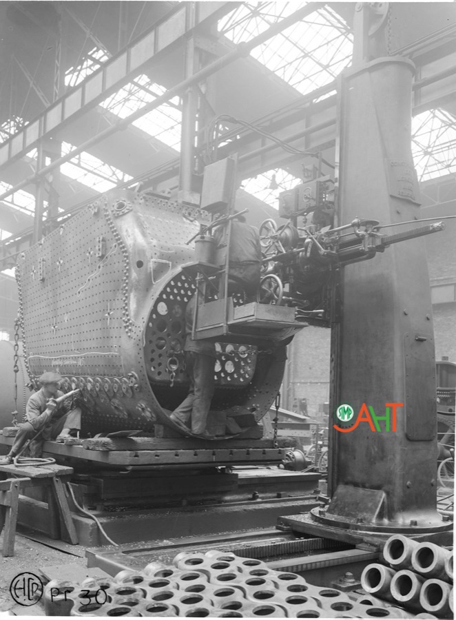 70630 Kocioł parowozu Wykonawca: H. Cegielski Rok: Przed 1939 r. Nota: Widok Opis: Wiercenie otworów pod nity