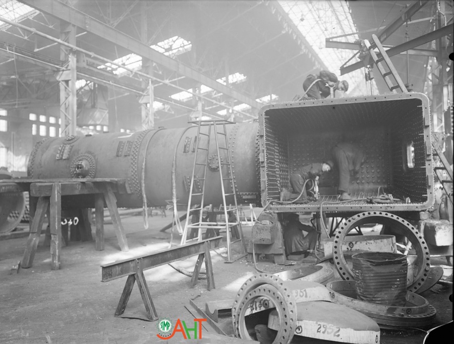 70632 Kocioł parowozu Wykonawca: H. Cegielski Rok: Przed 1939 r. Nota: Widok Opis: Zakówanie nitów młotem pneumatycznym