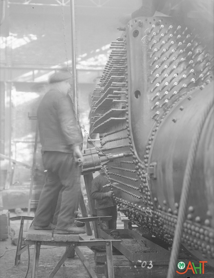 70641 Kocioł parowozu Wykonawca: H. Cegielski Rok: Przed 1939 r. Nota: Widok Opis: Zakówanie nitów młotem pneumatycznym