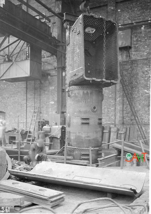 70642 Kocioł parowozu Wykonawca: H. Cegielski Rok: Przed 1939 r. Nota: Widok Opis: Kocioł parowozu po onitowaniu