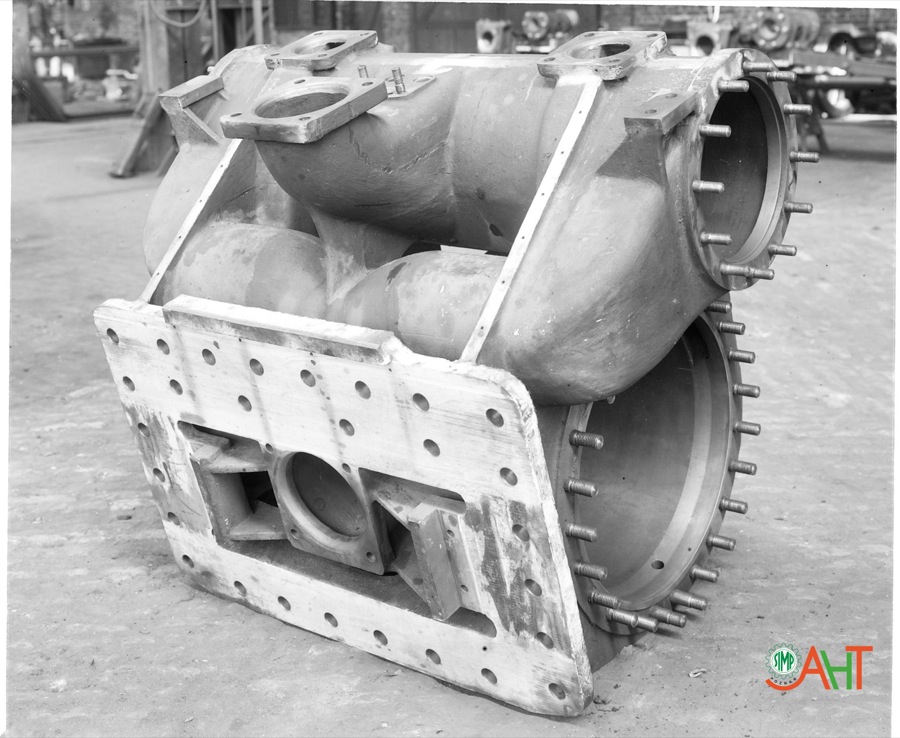 70655 Cylinder parowy Wykonawca: H. Cegielski Rok: Przed 1939 r. Nota: Widok Opis: Hydrauliczna próba szczelności cylindra parowego