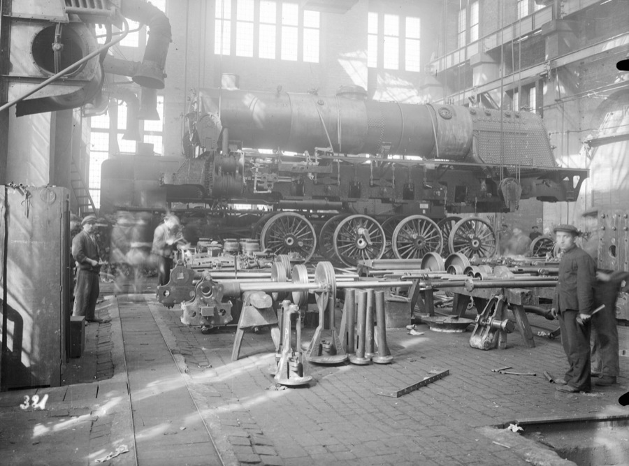 70664 Montaż parowozu Wykonawca: H. Cegielski Rok: Przed 1939 r. Nota: Widok Opis: Końcowy etap montażu parowozu