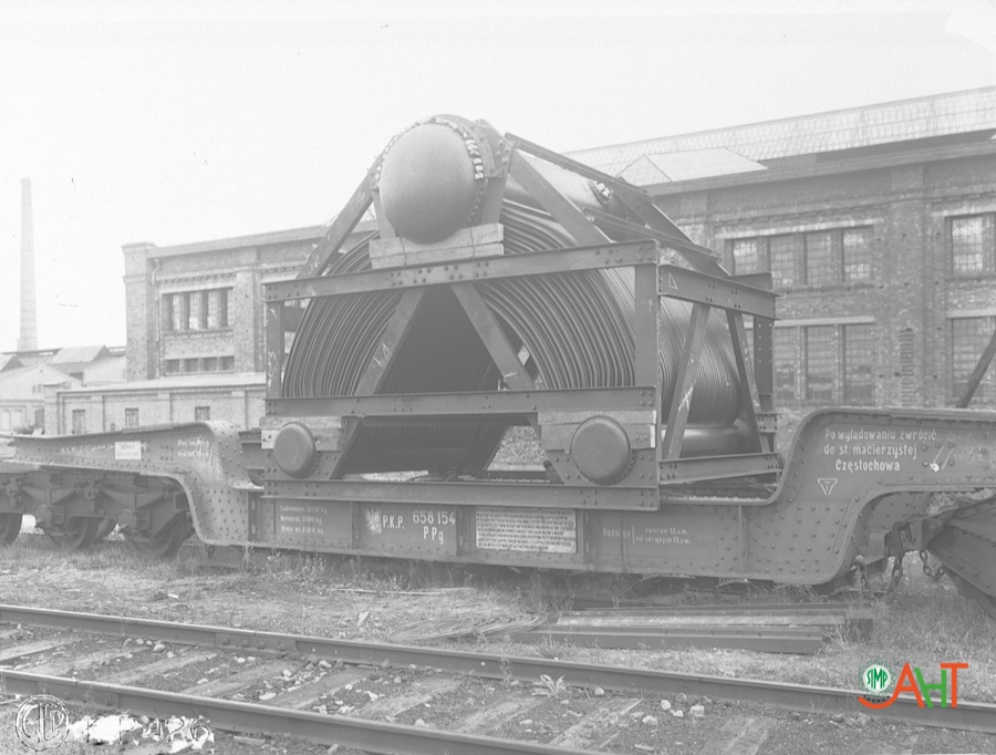 145535 Secjalny wagon ładowczy Wykonawca: H. Cegielski Nota: Widok Opis: Długość ładowania 13,25m, pow. ład. 26,5 m2, rozstęp osi skrajnych 15 m, rozstęp sworzni 12 m, ładowność 50000 kg, nośność 51500kg, waga własna 25350 kg. Secjalny wagon ładowczy może być do składu poc. ciężarowego wówczas włączony gdy między specjalnym wagonem a parowozem pociągowym względnie popychającym będą co najmniej cztery(4)lekkie wagony o ciężarze najwyżej 2-3 ton na bieżący metr długości wagonu (włącznie z długością zderzaków) wstawione również między specjalne wagony a wagony, które w ograniczeniu ruchu względnie przepisom potokowym podlegają muszą być tak samo wstawiane między cztery (4) lekkie wagony o ciężarze najwyżej 2-3 ton na bieżący metr długości wagonu. St. Częstochowa