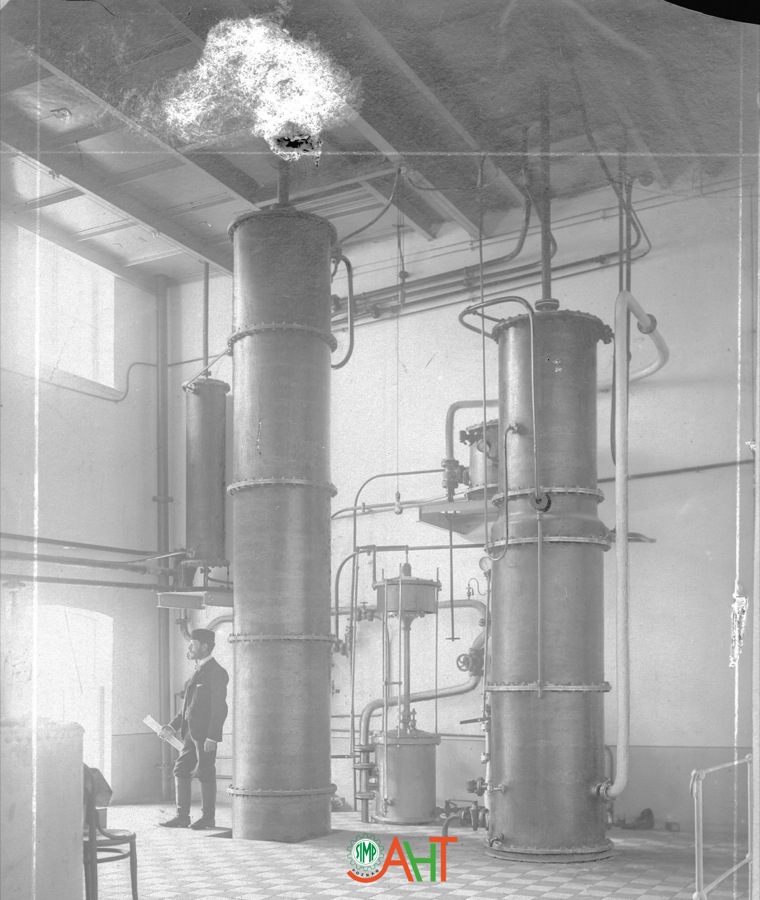 330523 Kolumny destylacyjne Wykonawca: H. Cegielski Rok: Przed 1939 r. Nota: Widok