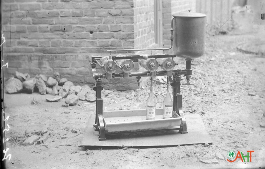 330528 Rozlewaczka czteronalewakowa Wykonawca: Bormann, Szwede Rok: przed 1928 r. Nota: Widok Opis: Rozlewaczka czteronalewakowa do alkoholu. Półautomatyczna do butelek szklanych o różnych pojemnościach