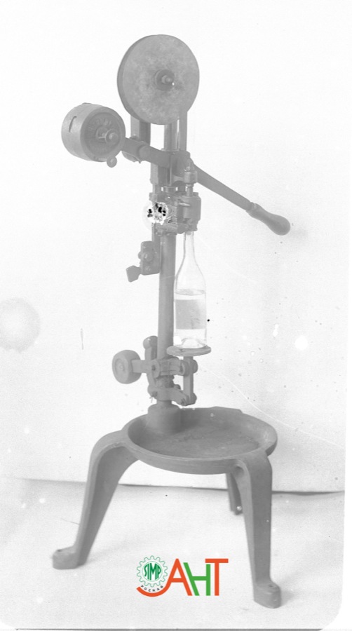 330529 Zmywarka Wykonawca: Bormann, Szwede Rok: przed 1928 r. Nota: Widok Opis: Zmywarka półautomatyczna do butelek