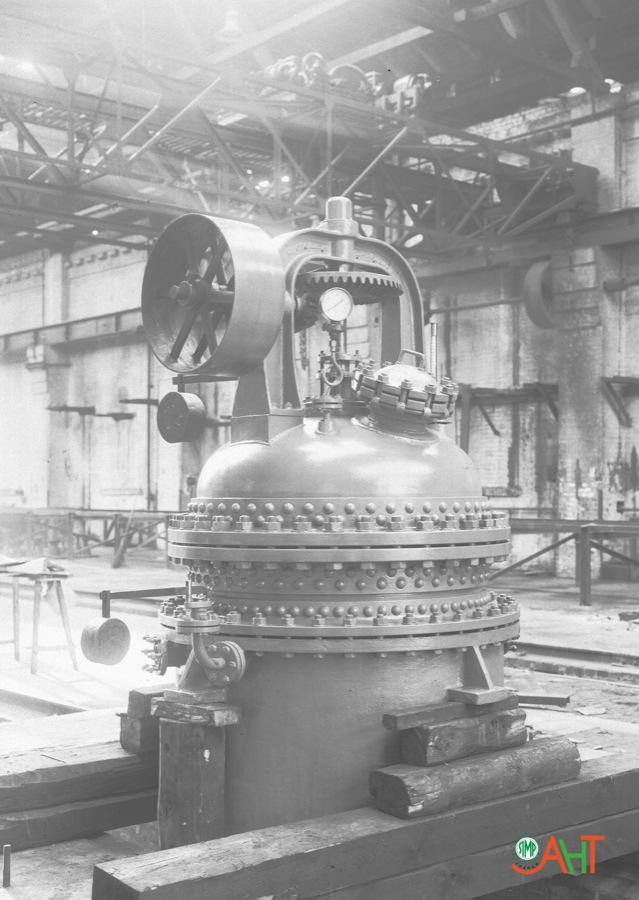 338506 Reaktor ciśnieniowy Wykonawca: H. Cegielski Rok: Przed 1936 r. Nota: Widok Opis: Reaktor ciśnieniowy do kleju skrobiowego