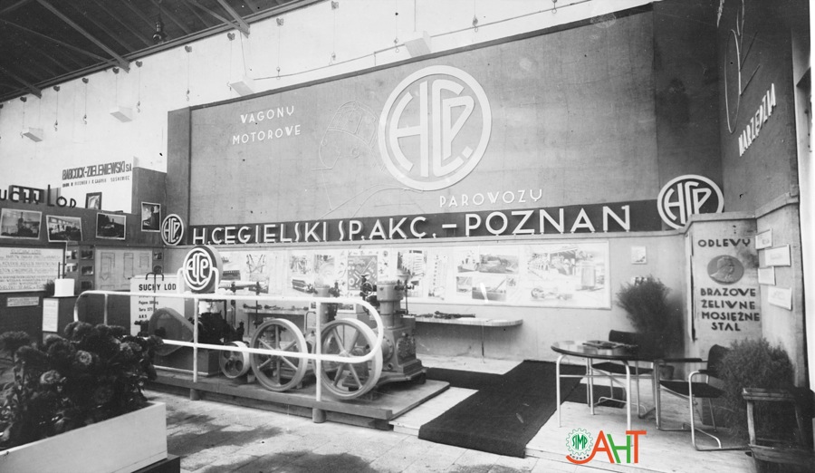 650523 PWK - Stanoisko wystawiennicze Wykonawca: Różne Rok: 1929 r. Nota: Widok Opis: Po lewej stanowisko firmy BABCOCK-ZIELENIEWSKI S.A. HCP reklamuje parowozy i wagony motorowe